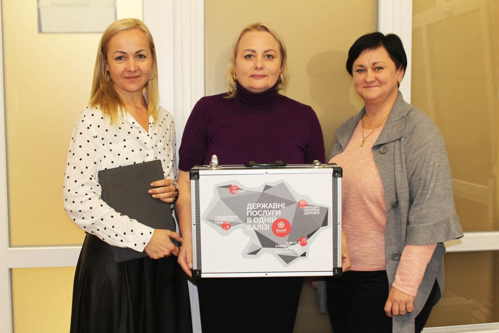 Administrative Services Center’s employees with a mobile suitcase from EGAP