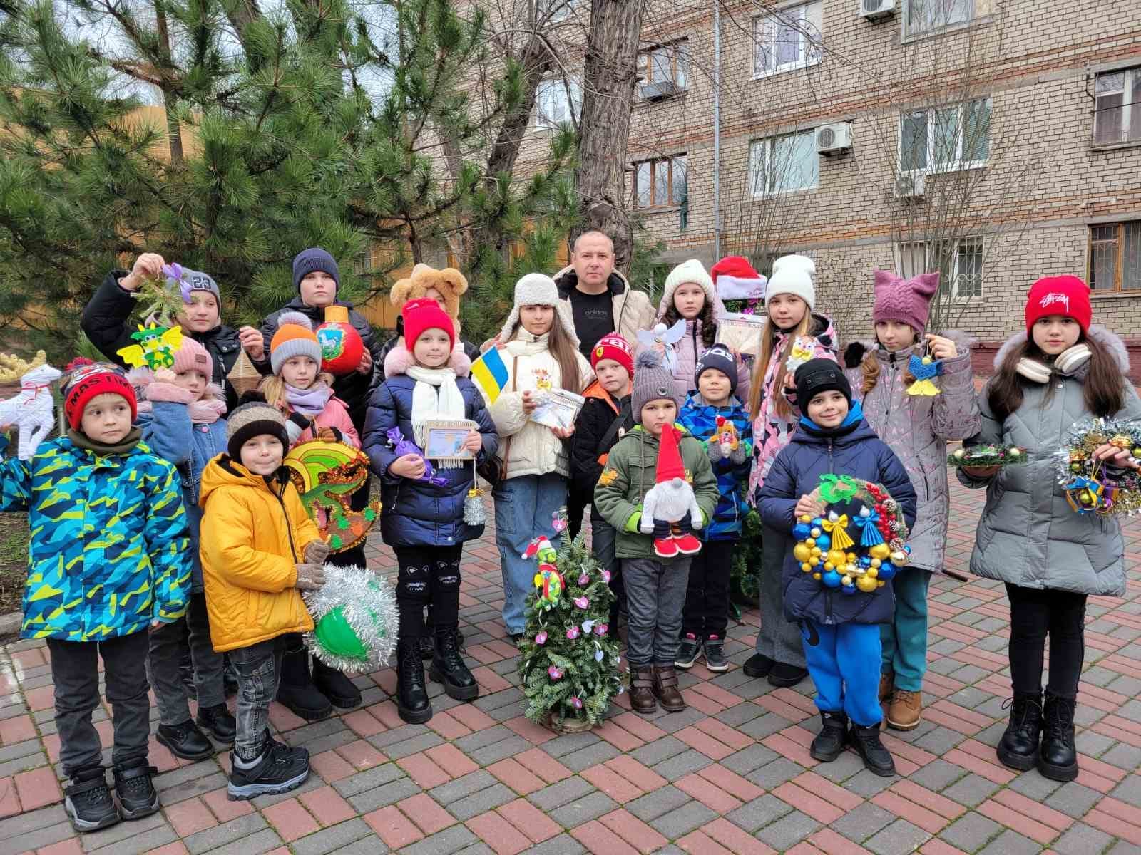 Awards to participants of the competition for the best New Year's toy for the Huliaipole Christmas tree, Zaporizhzhia, 2023