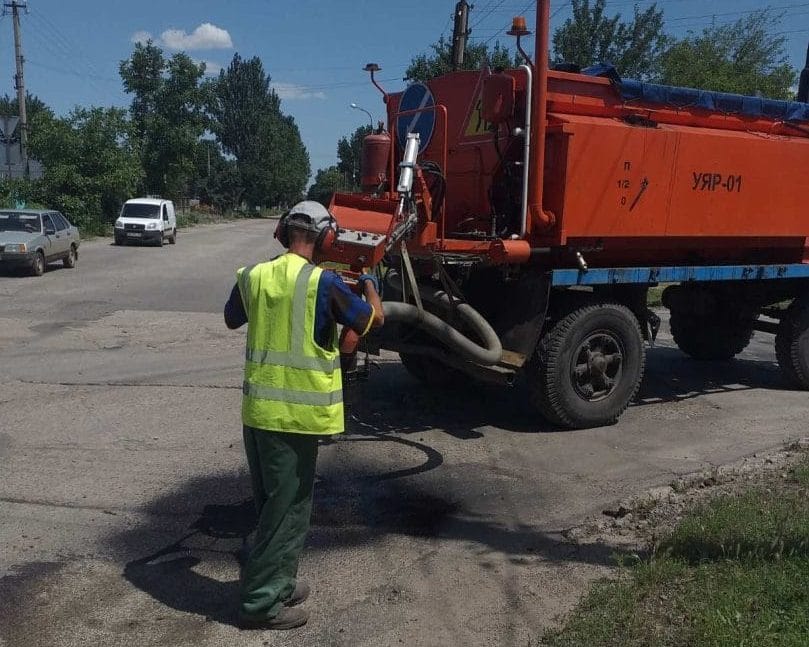 Pothole repair machine UIaR-1 in action