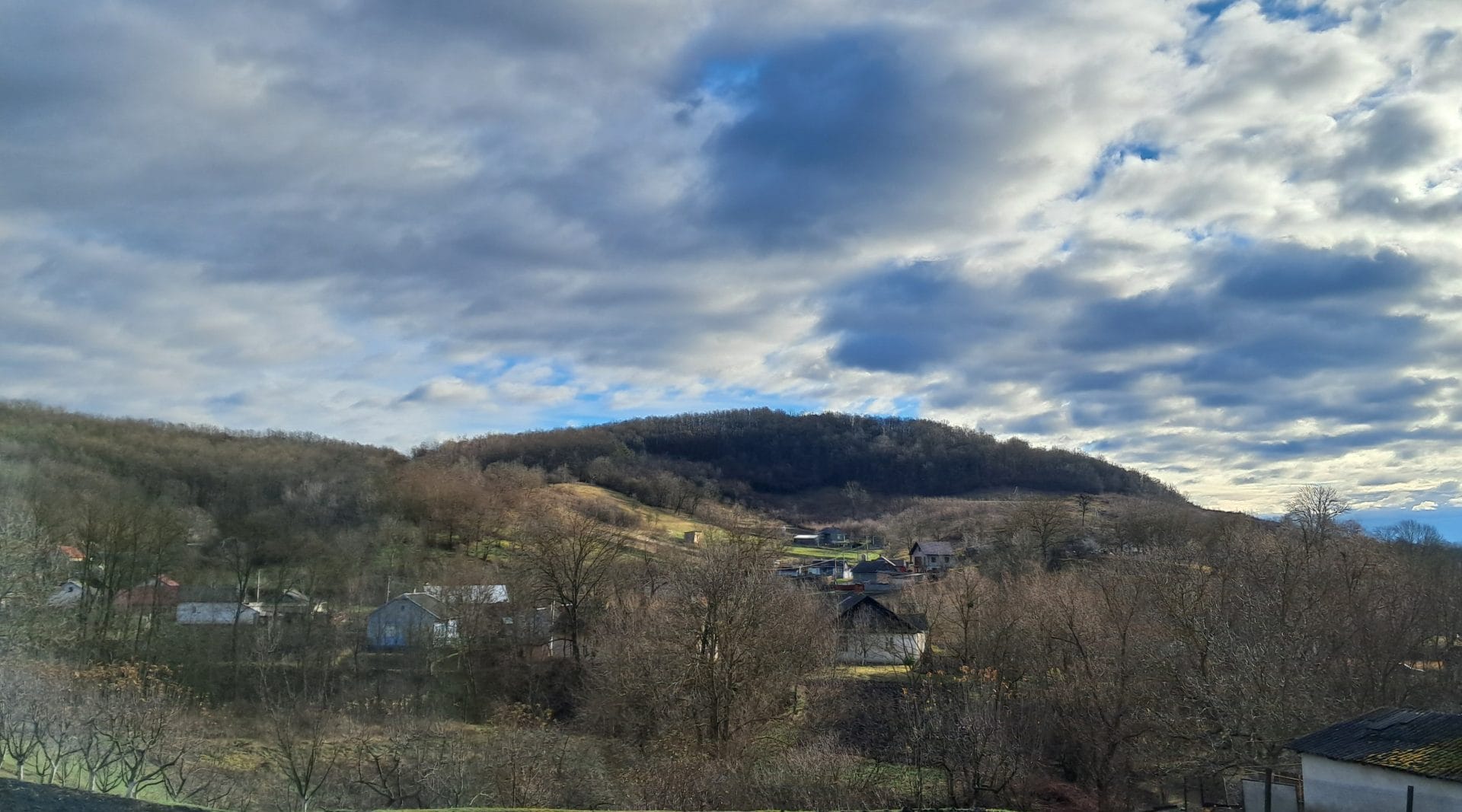View of the Khotyn Upland from the village of Malyi Kuchuriv / source: Zastavna City Council