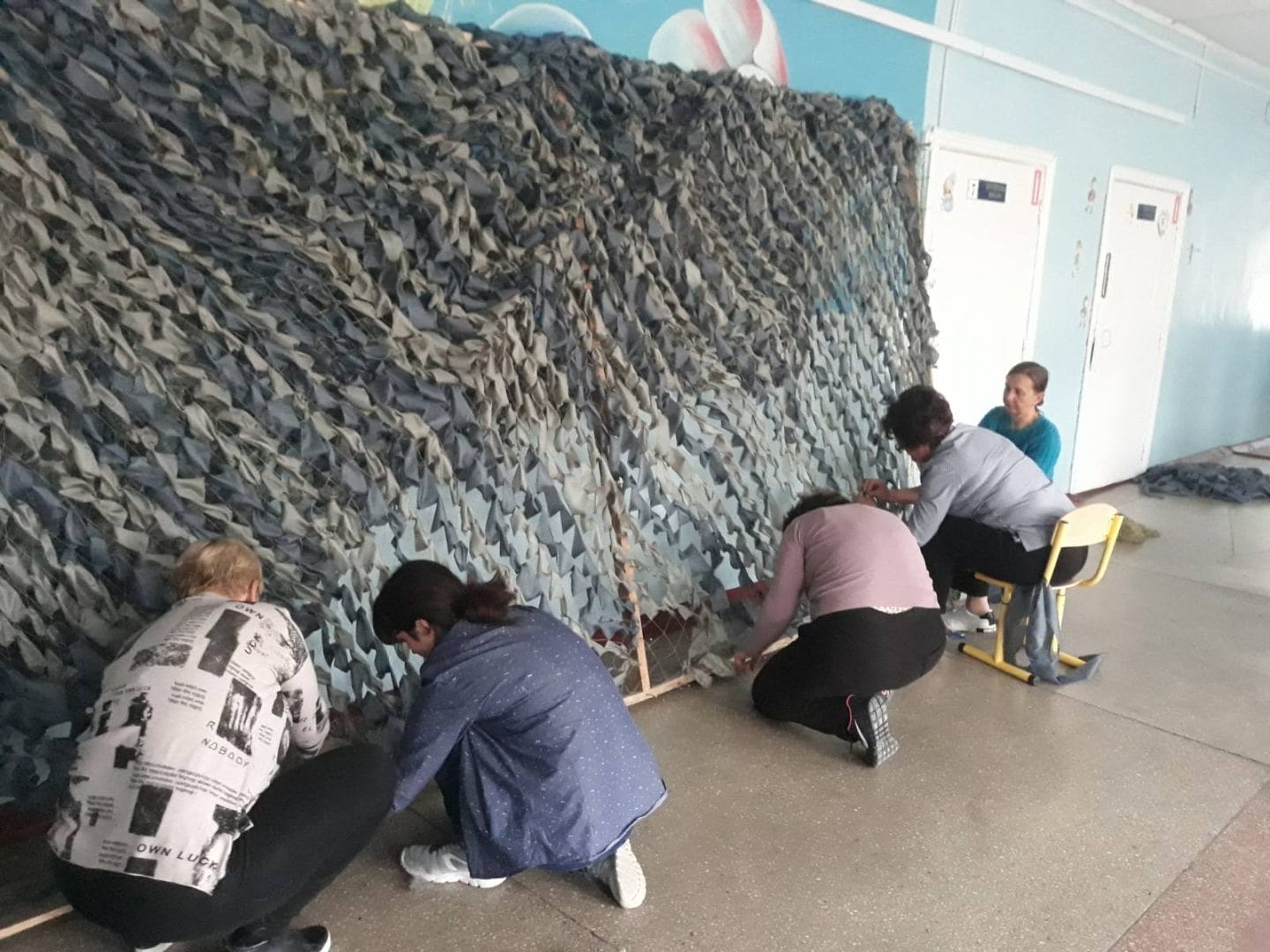 The women of the community weaving camouflage nets for the Armed Forces