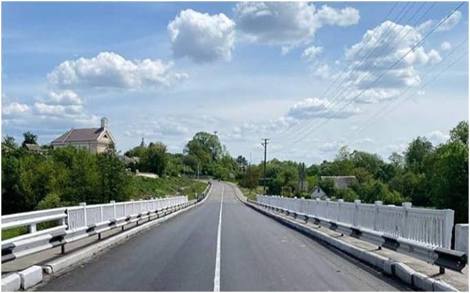 The bridge over the Sluch River in Myropil