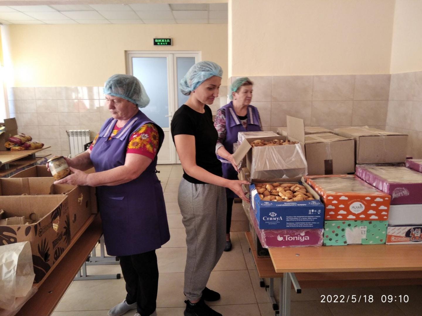 Ladies from the Boratyn community sending delicious gifts to residents of the Donetsk region