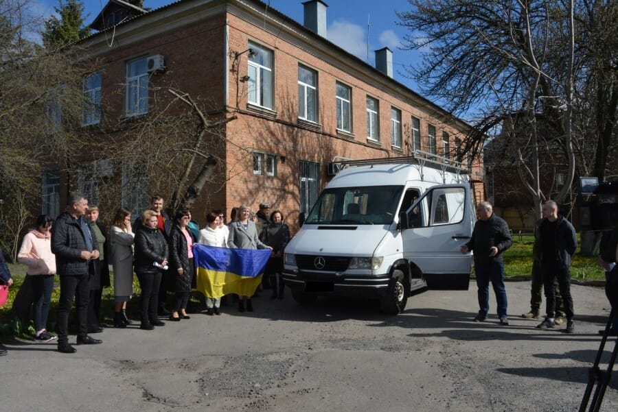 Handing over the necessary equipment to the Armed Forces of Ukraine from the community.