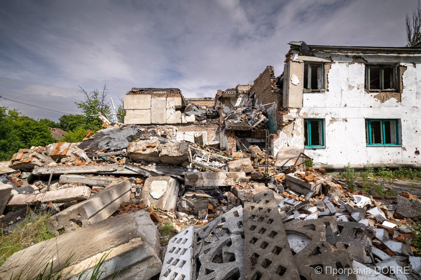 The buildings of the Khreshchenivka institution of comprehensive general secondary education destroyed by the occupiers.