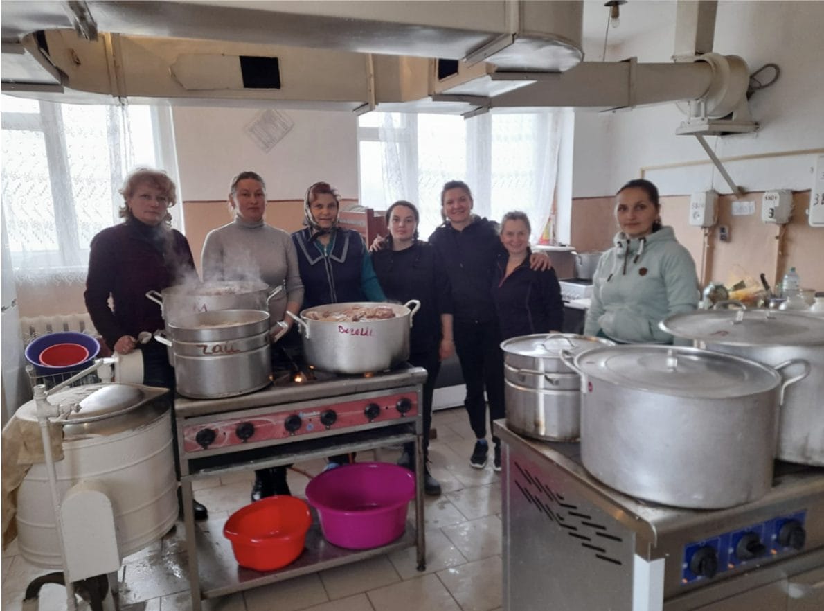 Housewives of the community cooking for the front line and for IDPs