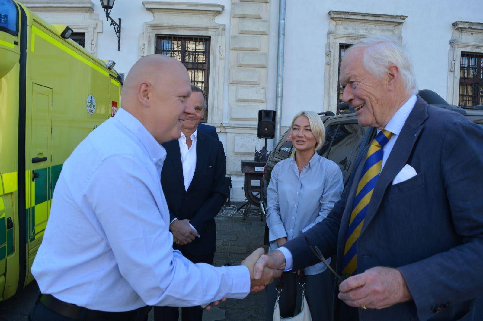 Zbarazh Town Mayor Roman Polikrovskyi and Prince of Belgium Michel de Ligne on the occasion of the handover of the 100th medical vehicle to Ukrainian soldiers