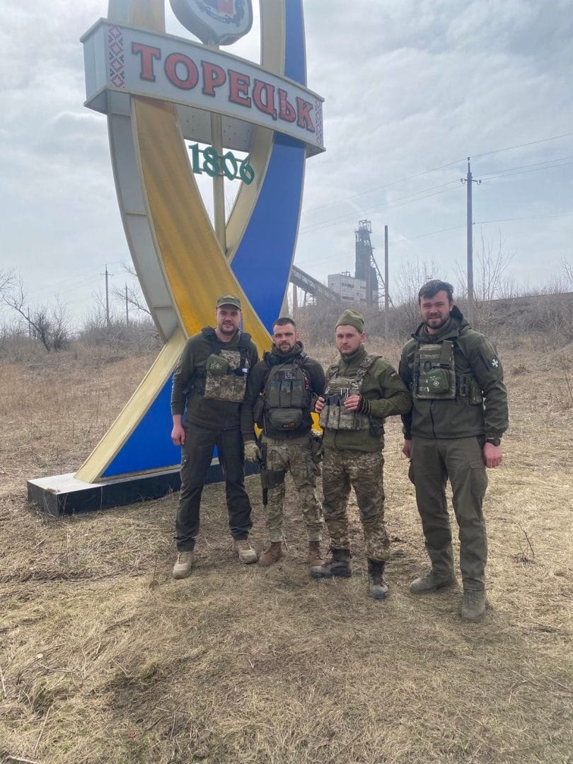 Volunteer activity of the village head (first on the right) in the east of the state, Toretsk