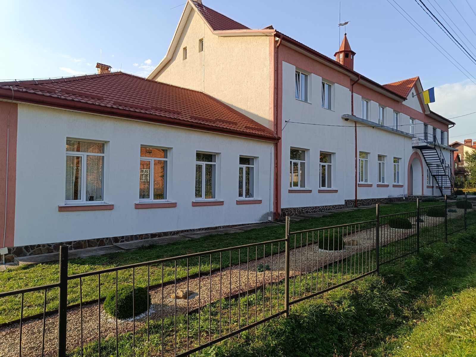 School / Oleksandra Dzyndra