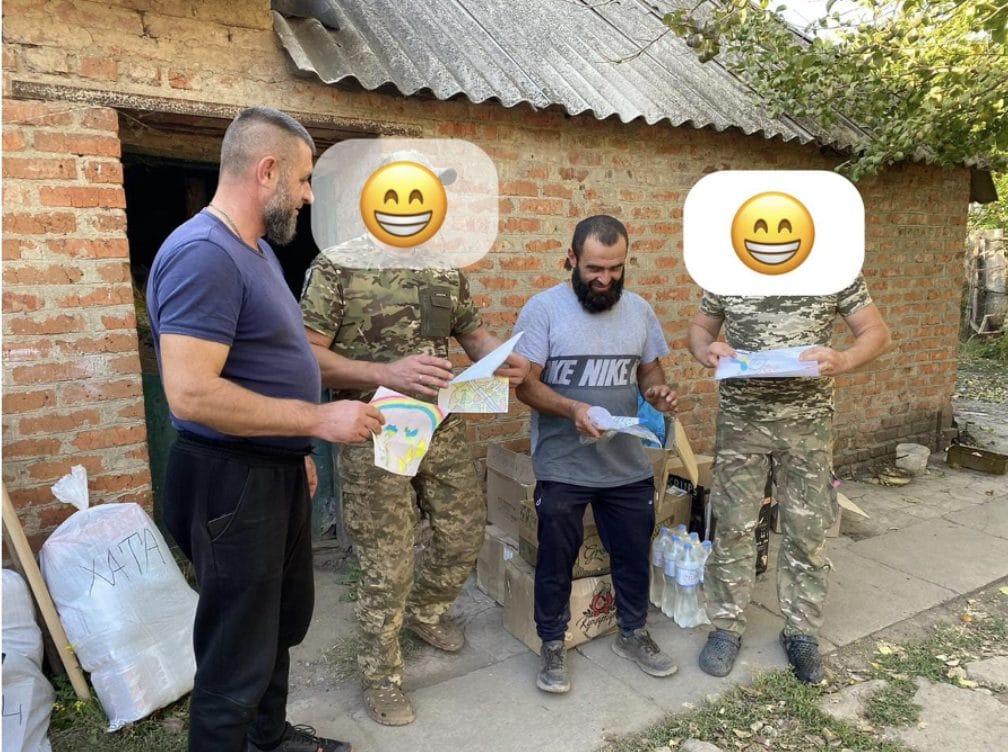 Delivery of aid and gifts from children of the community to the military