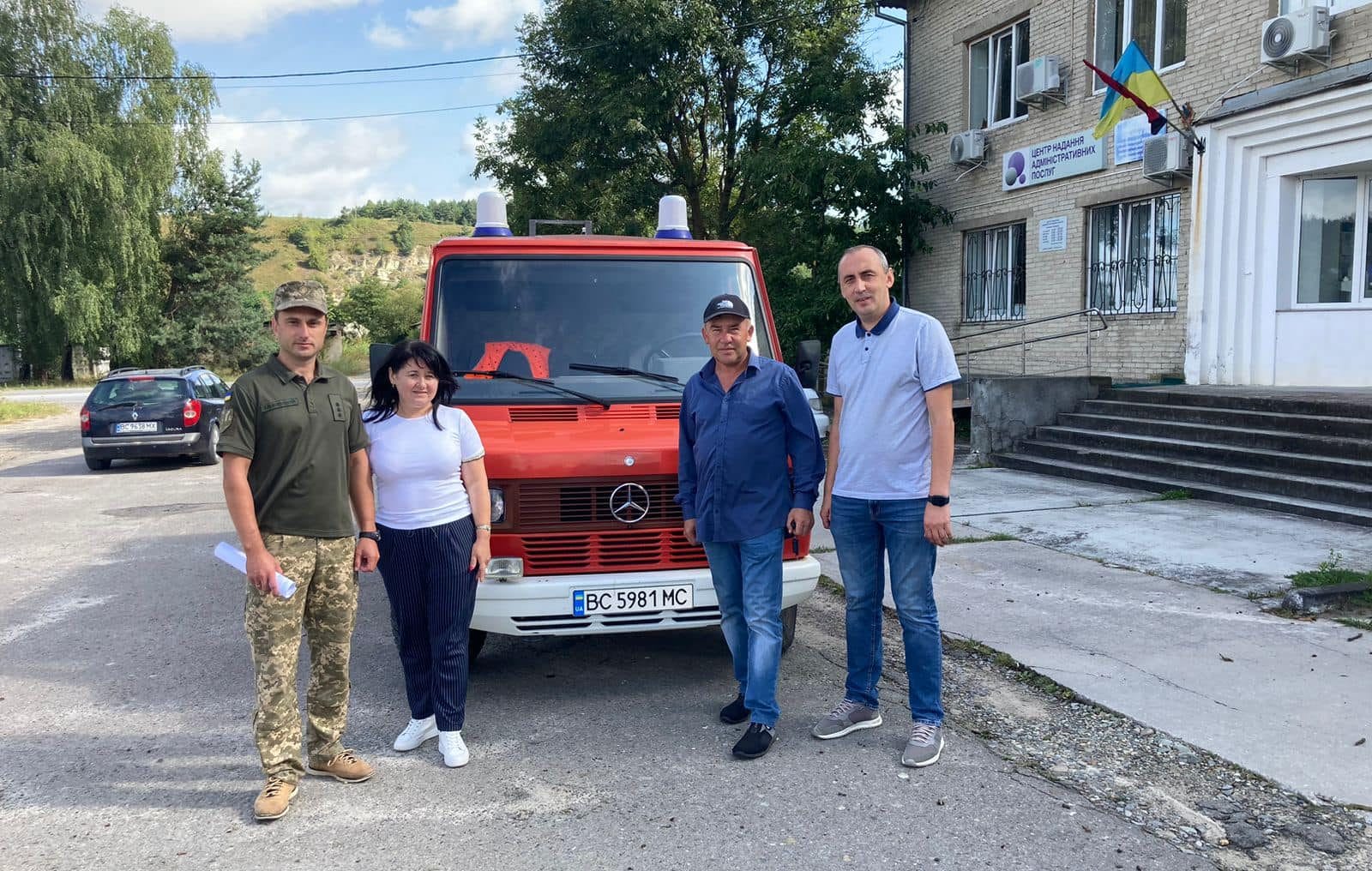 Handing over a car for military personnel from the community/ Oleksandra Dzyndra