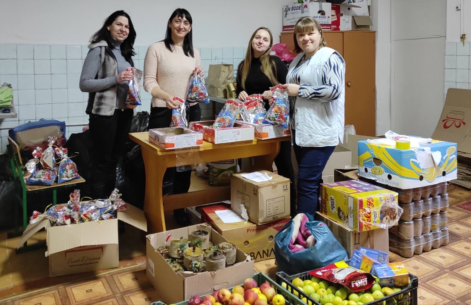 Weaving nets and preparing products for the Armed Forces of Ukraine by volunteers. Photo from the community website