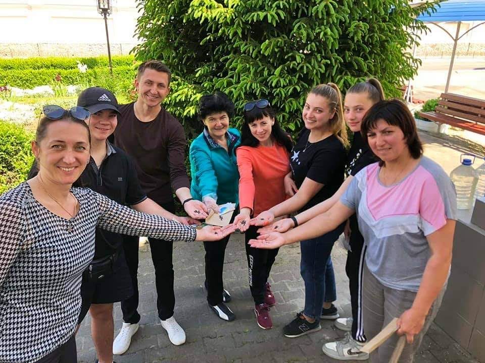 Liudmyla Dmytruk (center) at the “Plant Sunflowers” campaign organized by the Bohdan Havrylyshyn Foundation