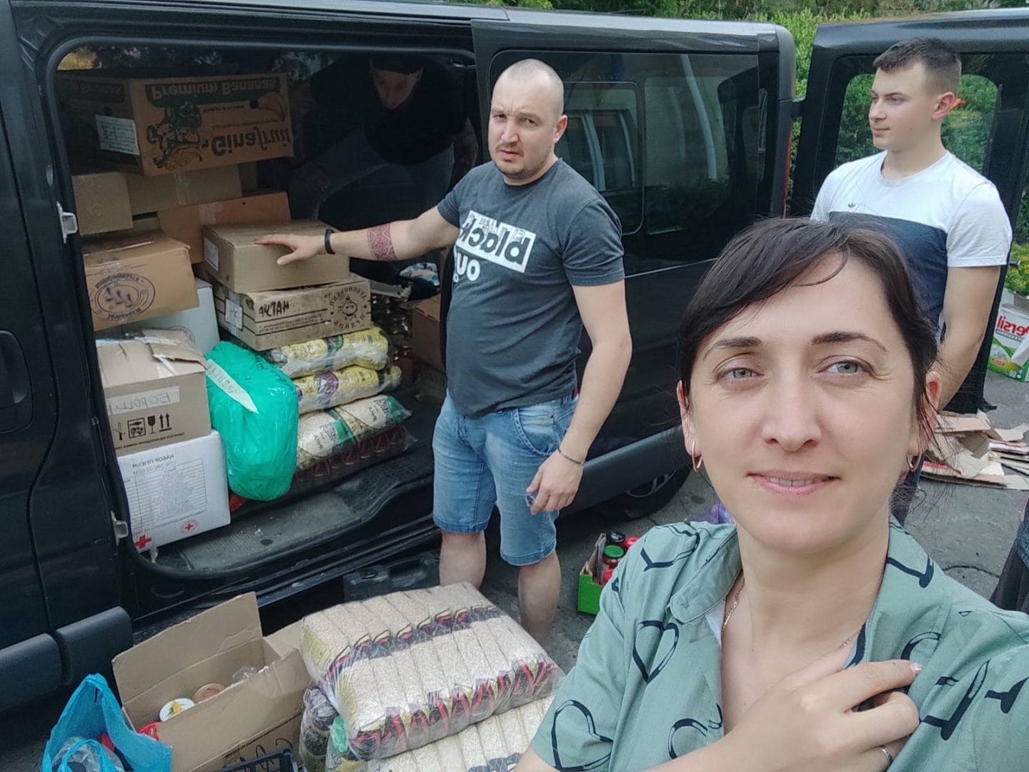 Oryna Vytovshchyk with volunteers in Chernihiv region. Photo from Oryna's Facebook page