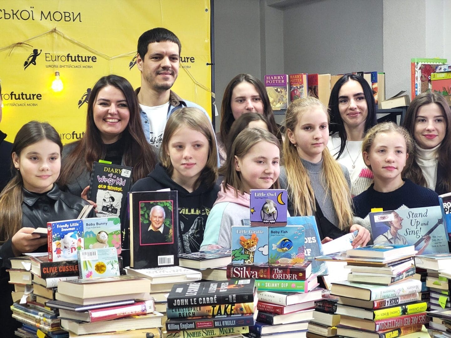 Partners from the American city of Chamblee presented Kovel a thousand English-language books
