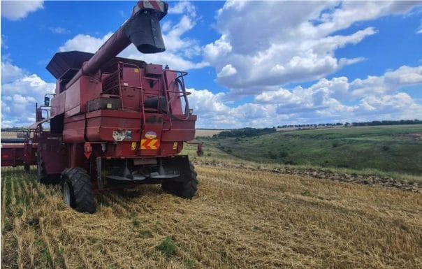 Photos from Local Media Nove Zhyttia about Farmers Harvesting in Kharkiv Oblast “Armed with fire extinguishers and bulletproof vests, the community began to harvest bread”