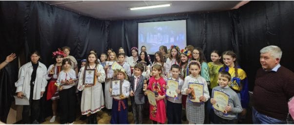 Students of the School of Arts, awarding the participants of the recitation competition