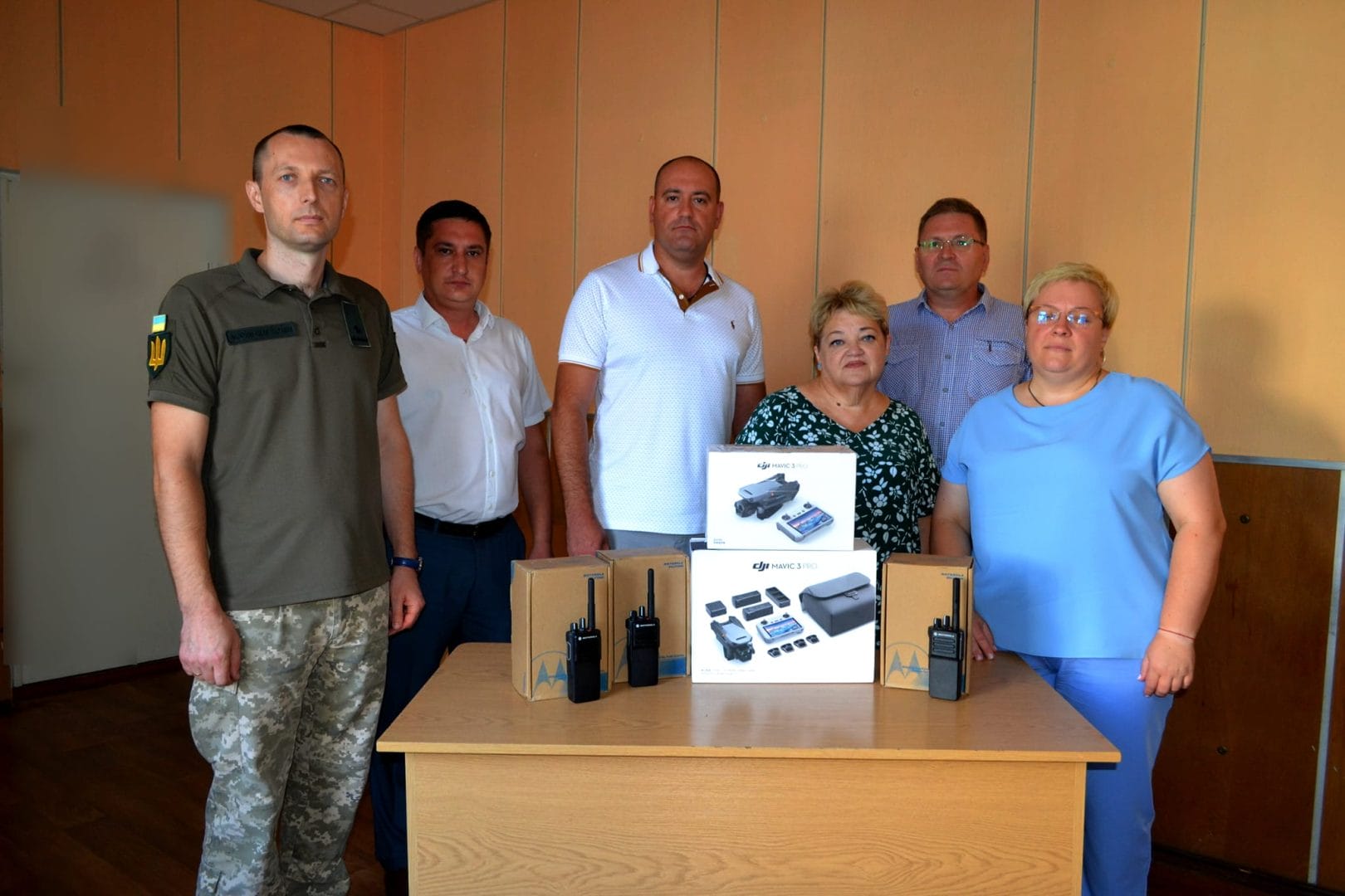 Oleksandr Tytarenko (right) handing over the devices to the defenders.