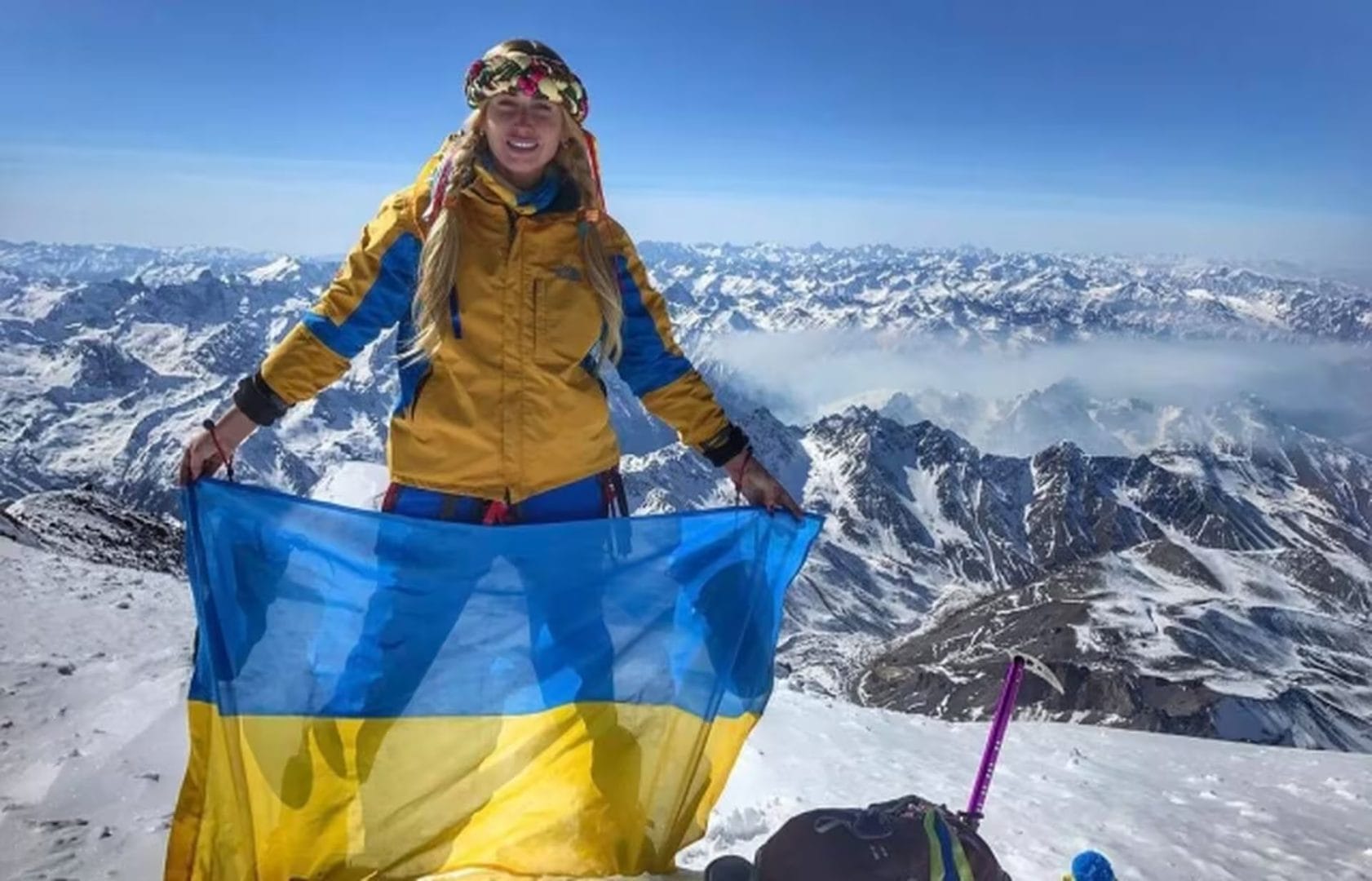 Iryna Halai on Everest with the flag of the country