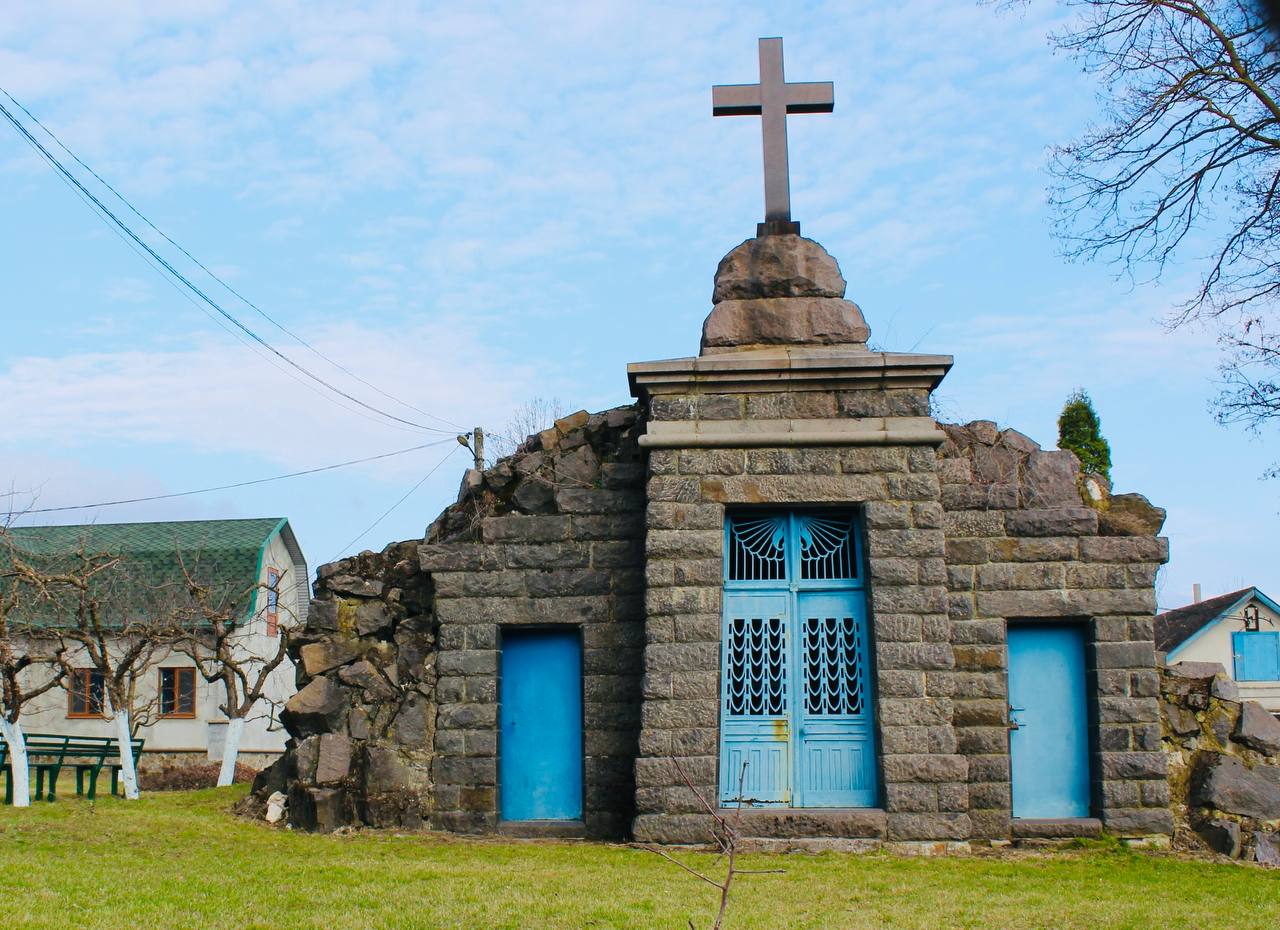Crypt resembling a mausoleum