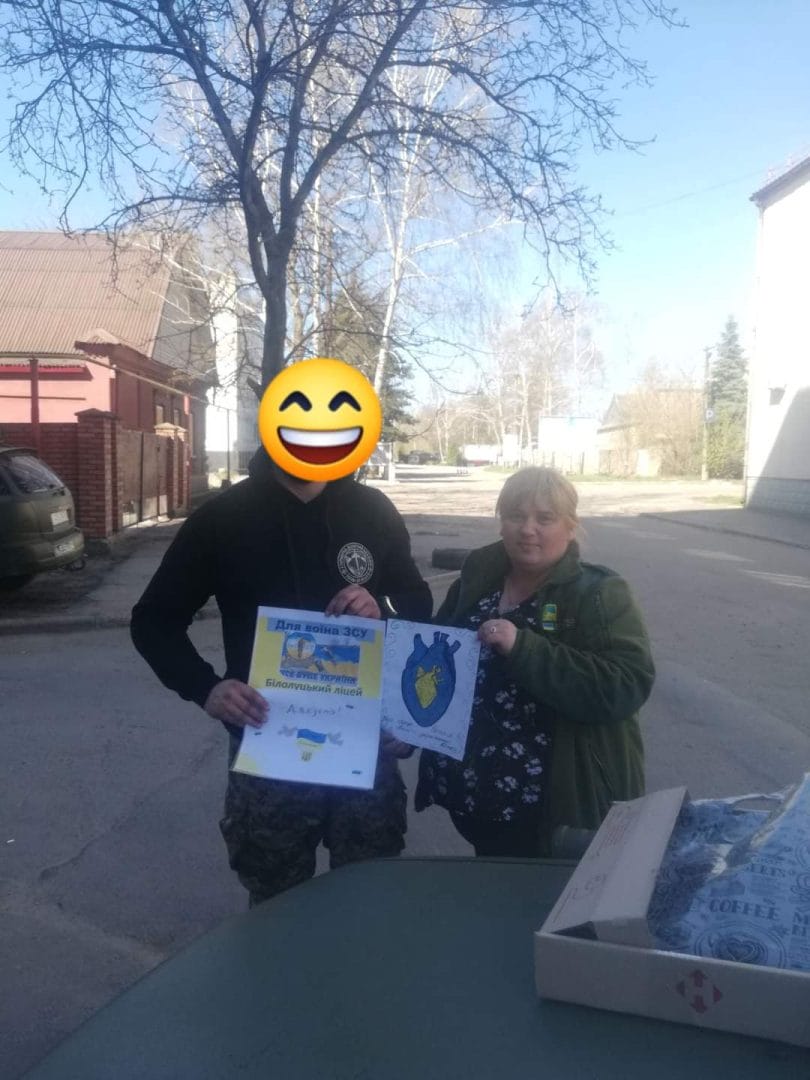 Transfer to the military of children’s drawings, a surgical lamp for the border guard stabilisation point and essential items. In the photo – the founder of the Charitable Foundation “Ochyma Viiny”