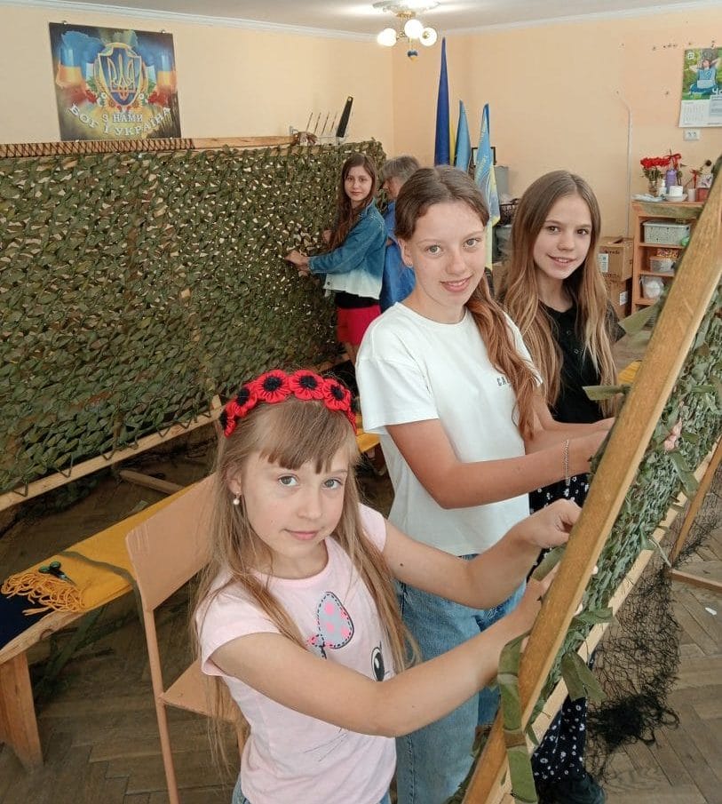 “Maskuvalni Ravchany” . Weaving camouflage nets in educational institutions