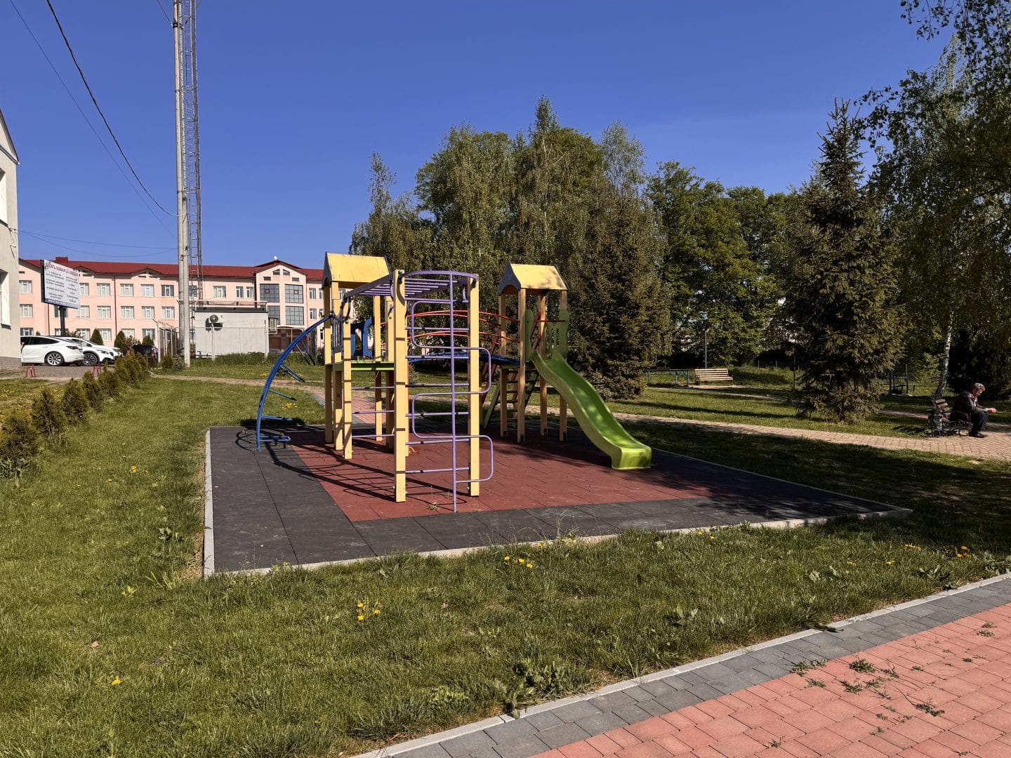 New children’s playground in the community