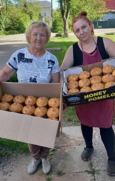 Local volunteers Olha Dzioma and Nataliia Lyvdar