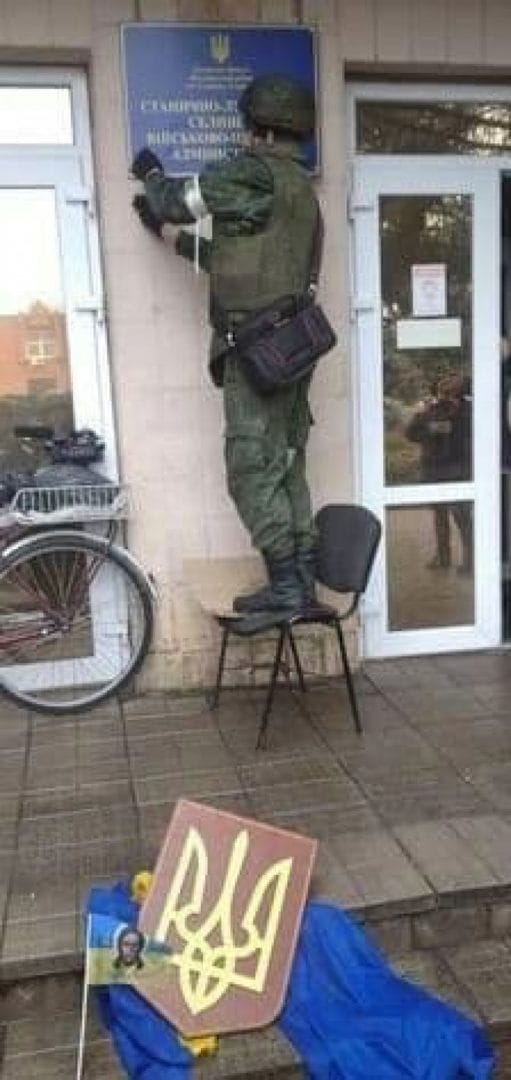 Russian occupiers removed Ukrainian state symbols  from the administration building on 26.02.2022