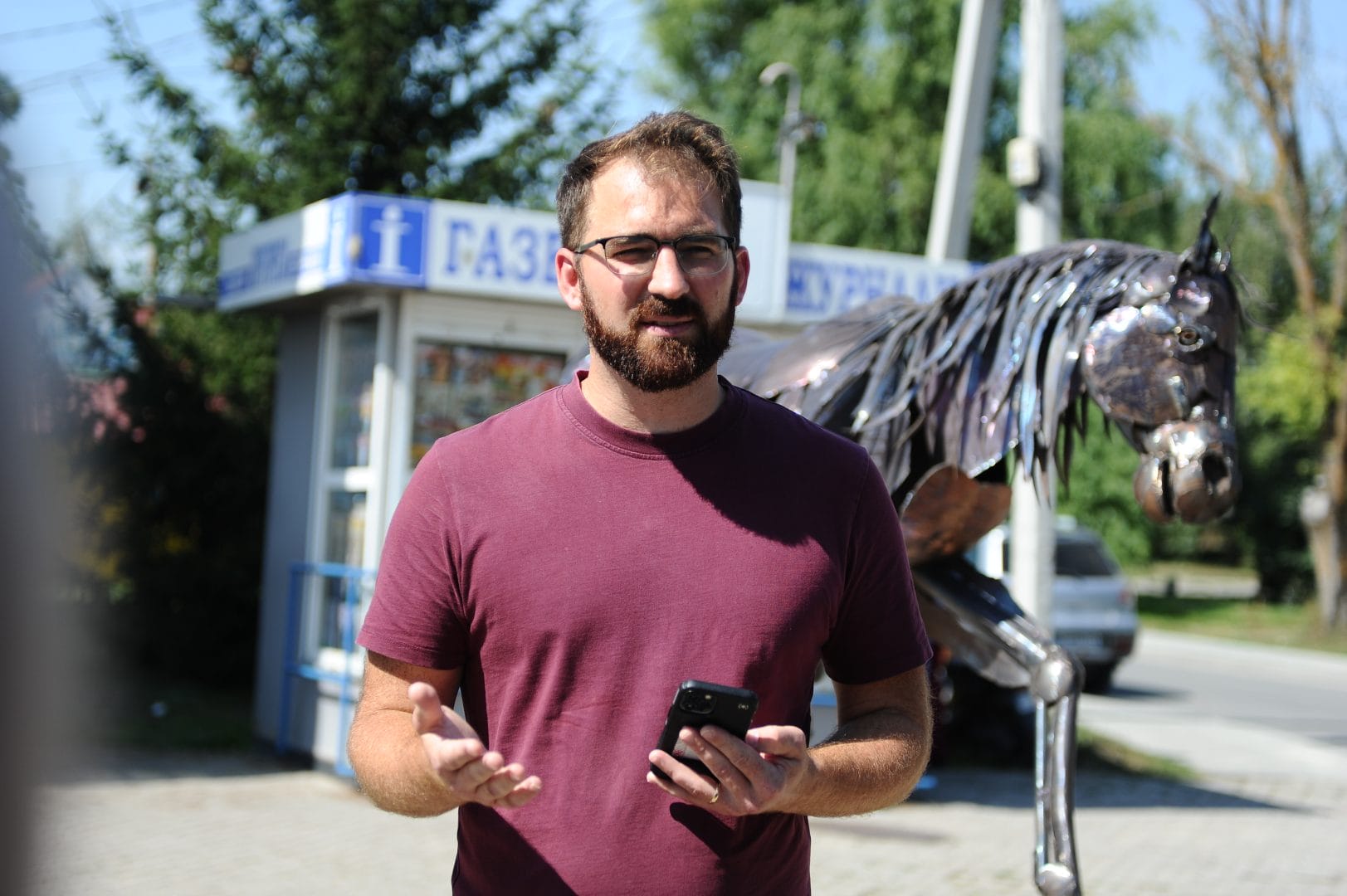 Архітектор Майкл Бам із Бозмена біля скульптура «Мустанг» американського митця Джима Долана у Копичинцях